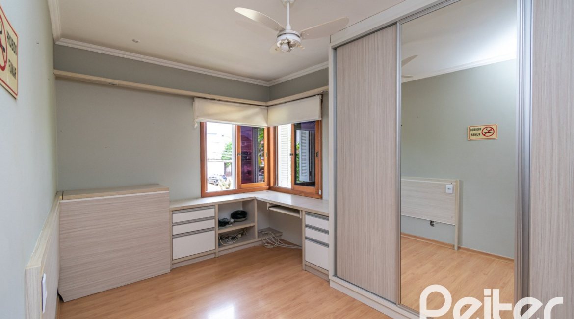 Casa à venda com 182m², 3 dormitórios, 1 suíte, 4 vagas, no bairro Espírito Santo em Porto Alegre