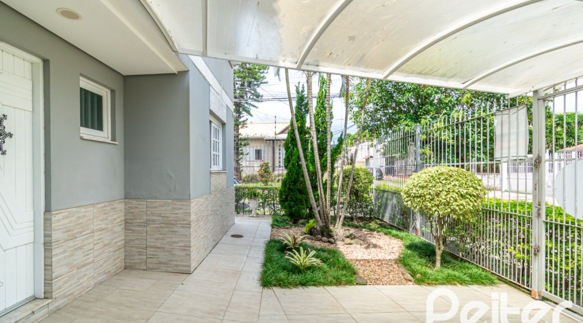 Casa à venda com 182m², 3 dormitórios, 1 suíte, 4 vagas, no bairro Espírito Santo em Porto Alegre