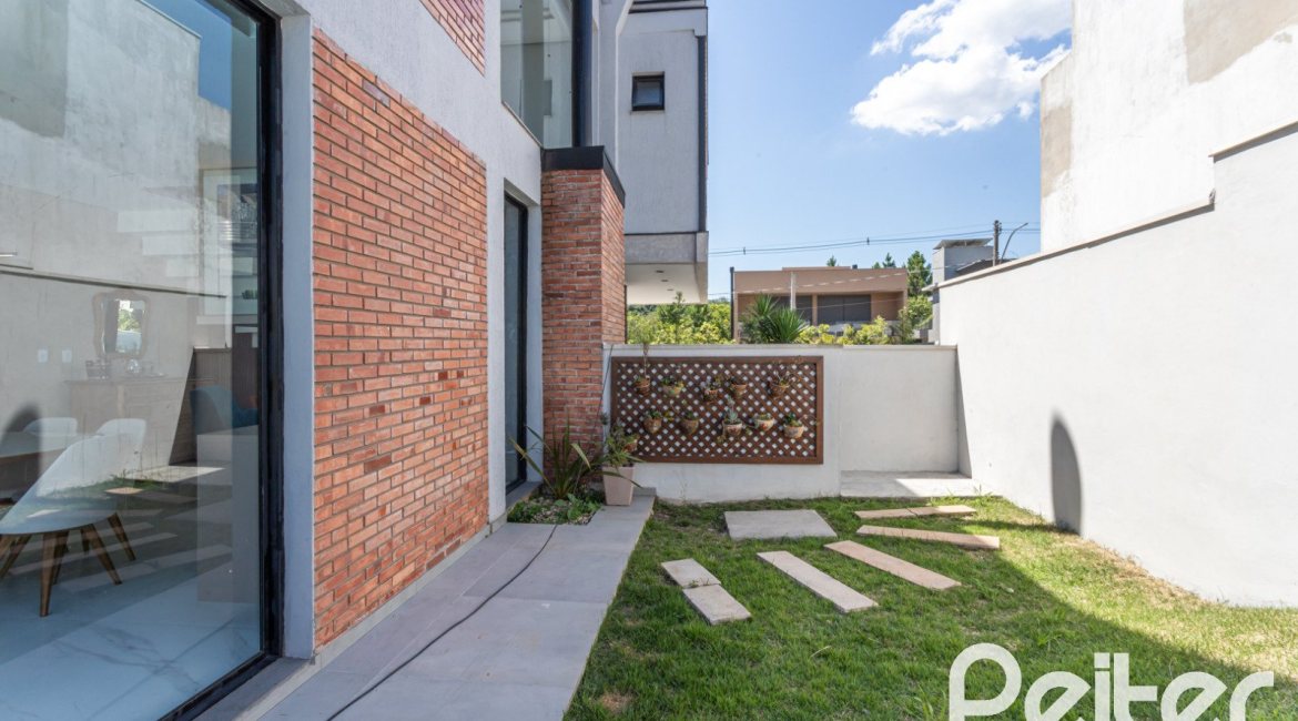 Casa em Condomínio à venda com 263m², 4 dormitórios, 4 suítes, 2 vagas, no bairro Alphaville em PORTO ALEGRE