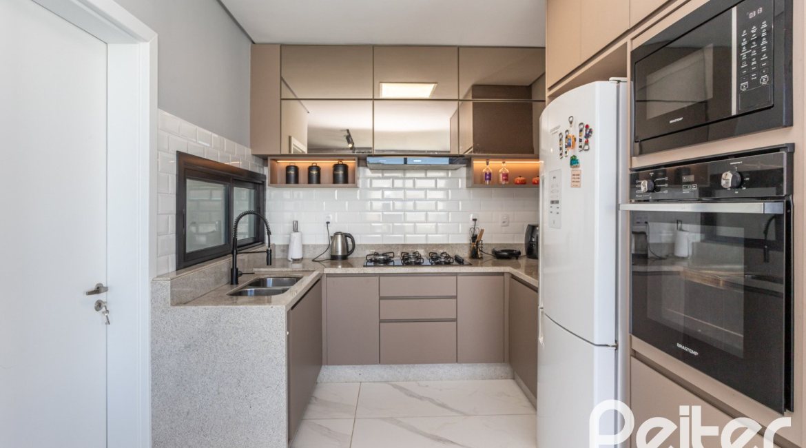 Casa em Condomínio à venda com 263m², 4 dormitórios, 4 suítes, 2 vagas, no bairro Alphaville em PORTO ALEGRE