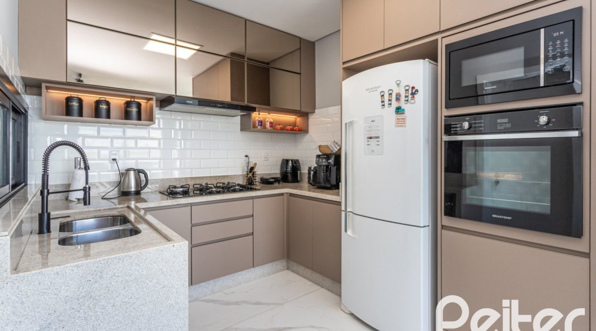 Casa em Condomínio à venda com 263m², 4 dormitórios, 4 suítes, 2 vagas, no bairro Alphaville em PORTO ALEGRE