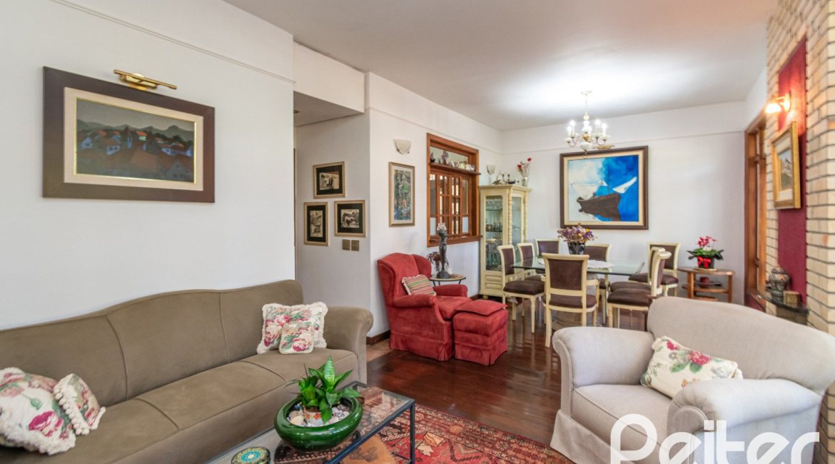 Casa à venda com 527m², 3 dormitórios, 1 suíte, 4 vagas, no bairro Jardim Isabel em Porto Alegre