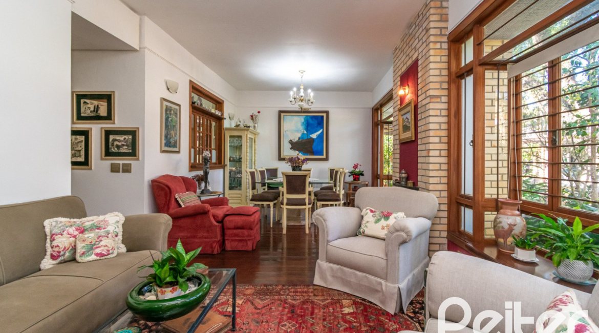 Casa à venda com 527m², 3 dormitórios, 1 suíte, 4 vagas, no bairro Jardim Isabel em Porto Alegre