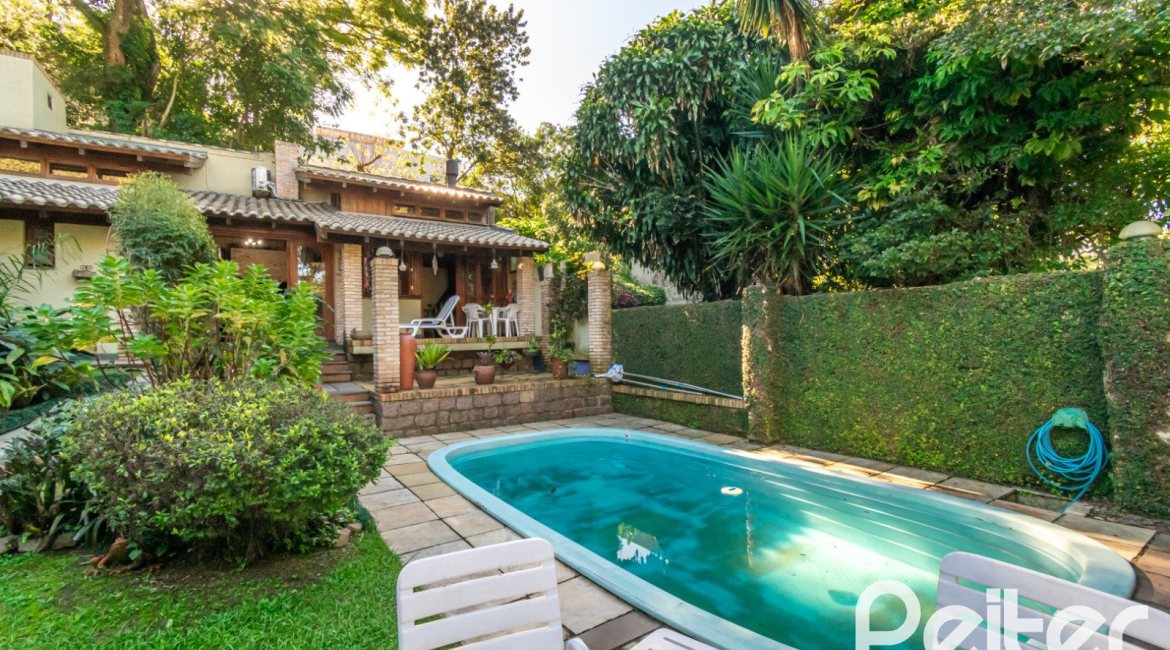 Casa à venda com 527m², 3 dormitórios, 1 suíte, 4 vagas, no bairro Jardim Isabel em Porto Alegre