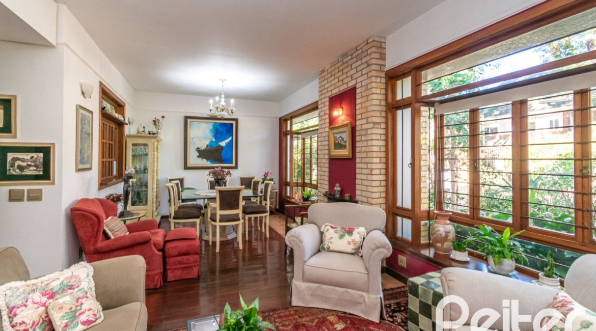 Casa à venda com 527m², 3 dormitórios, 1 suíte, 4 vagas, no bairro Jardim Isabel em Porto Alegre