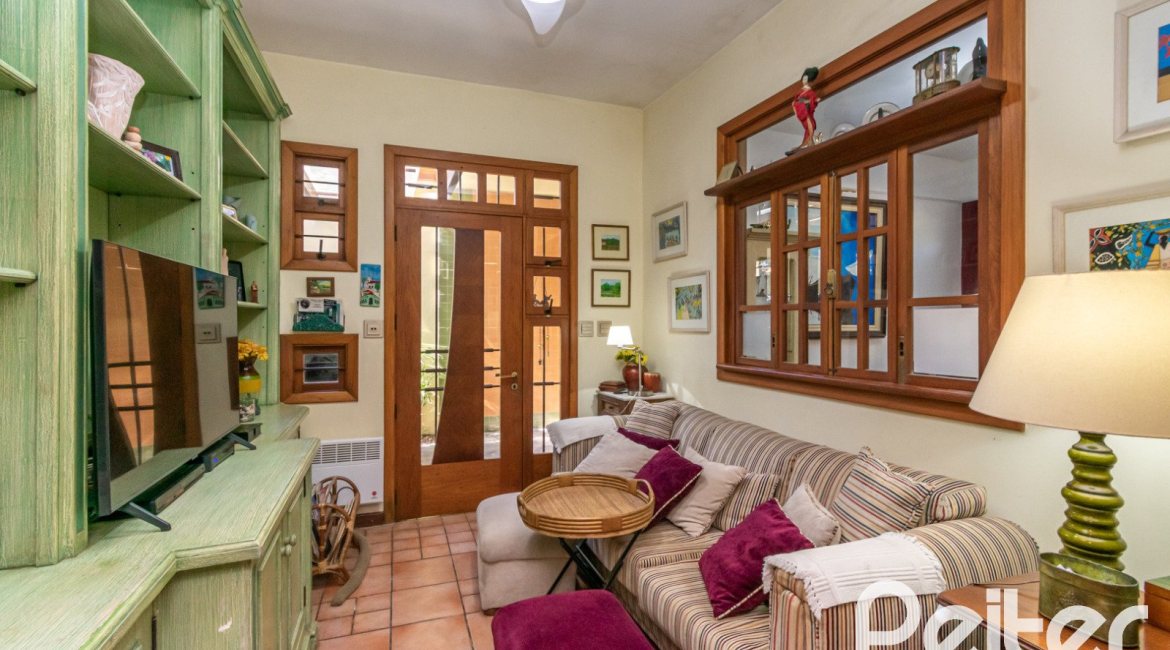 Casa à venda com 527m², 3 dormitórios, 1 suíte, 4 vagas, no bairro Jardim Isabel em Porto Alegre