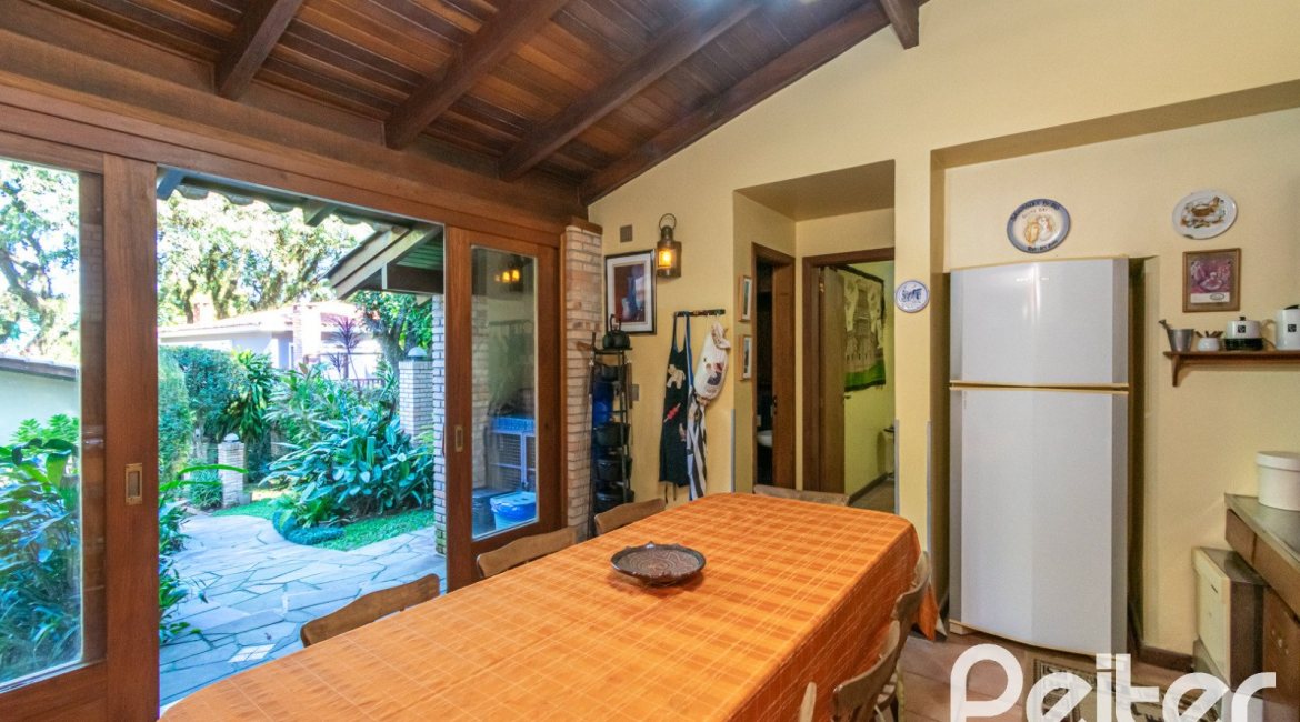 Casa à venda com 527m², 3 dormitórios, 1 suíte, 4 vagas, no bairro Jardim Isabel em Porto Alegre