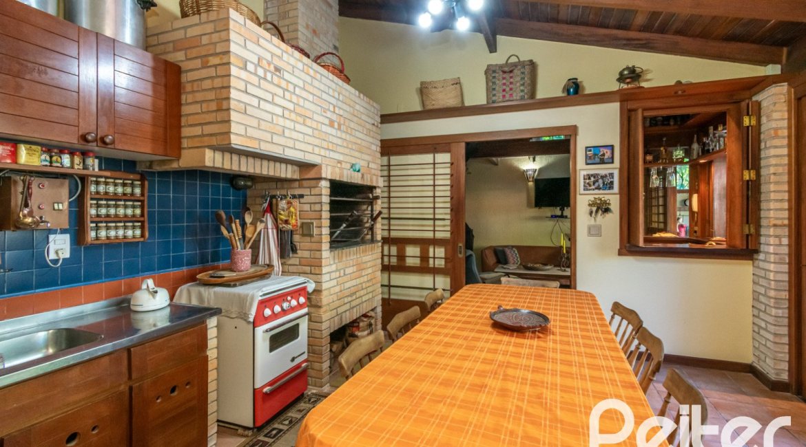 Casa à venda com 527m², 3 dormitórios, 1 suíte, 4 vagas, no bairro Jardim Isabel em Porto Alegre