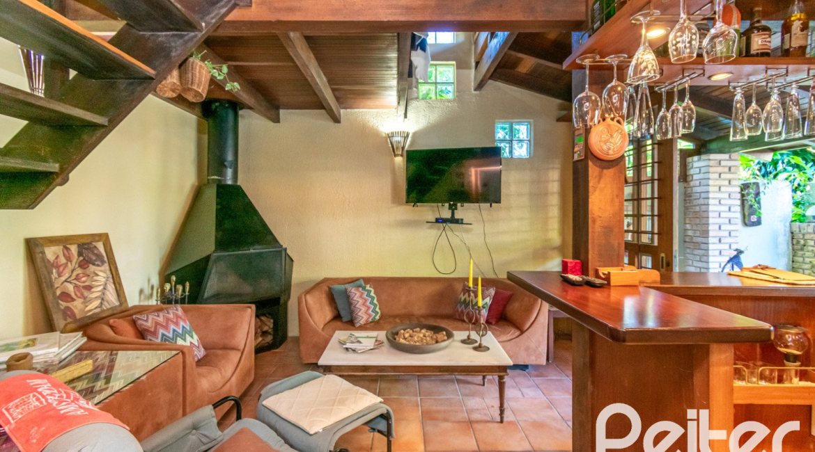 Casa à venda com 527m², 3 dormitórios, 1 suíte, 4 vagas, no bairro Jardim Isabel em Porto Alegre