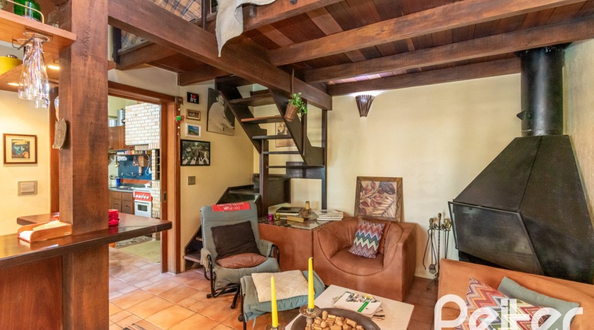Casa à venda com 527m², 3 dormitórios, 1 suíte, 4 vagas, no bairro Jardim Isabel em Porto Alegre