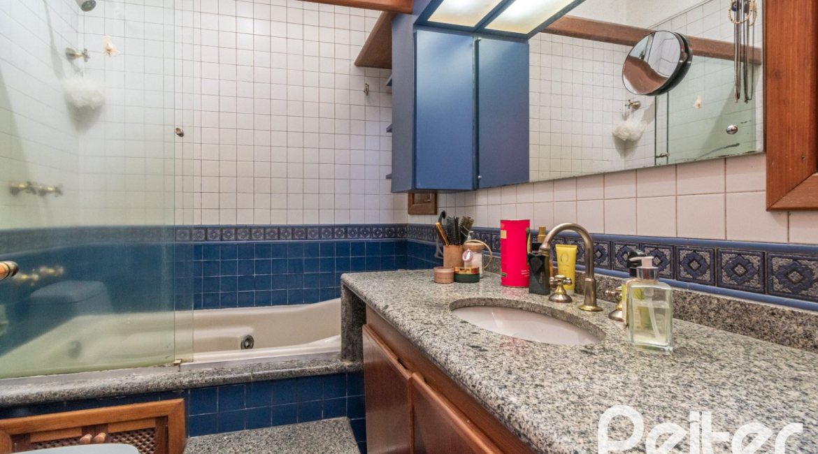 Casa à venda com 527m², 3 dormitórios, 1 suíte, 4 vagas, no bairro Jardim Isabel em Porto Alegre