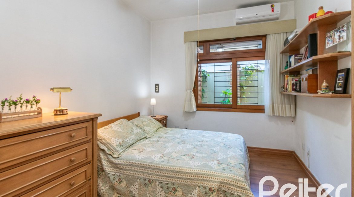 Casa à venda com 527m², 3 dormitórios, 1 suíte, 4 vagas, no bairro Jardim Isabel em Porto Alegre