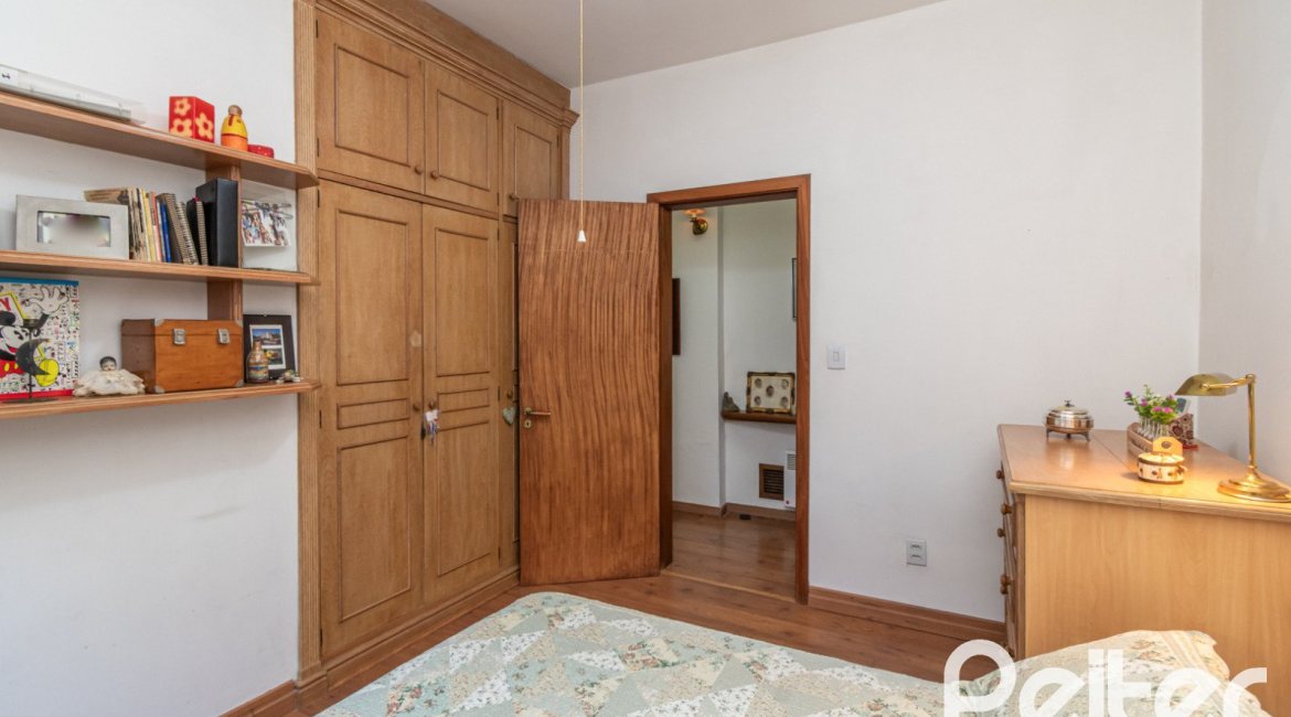 Casa à venda com 527m², 3 dormitórios, 1 suíte, 4 vagas, no bairro Jardim Isabel em Porto Alegre