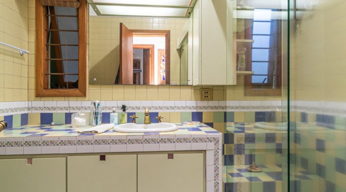 Casa à venda com 527m², 3 dormitórios, 1 suíte, 4 vagas, no bairro Jardim Isabel em Porto Alegre