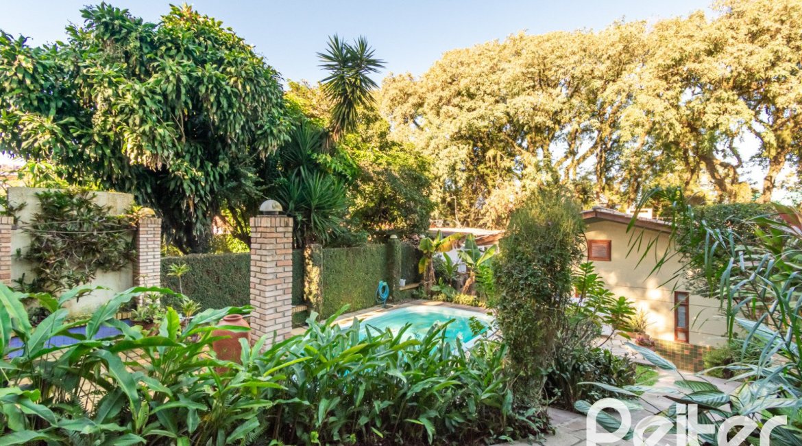 Casa à venda com 527m², 3 dormitórios, 1 suíte, 4 vagas, no bairro Jardim Isabel em Porto Alegre