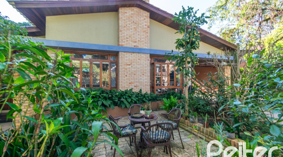 Casa à venda com 527m², 3 dormitórios, 1 suíte, 4 vagas, no bairro Jardim Isabel em Porto Alegre