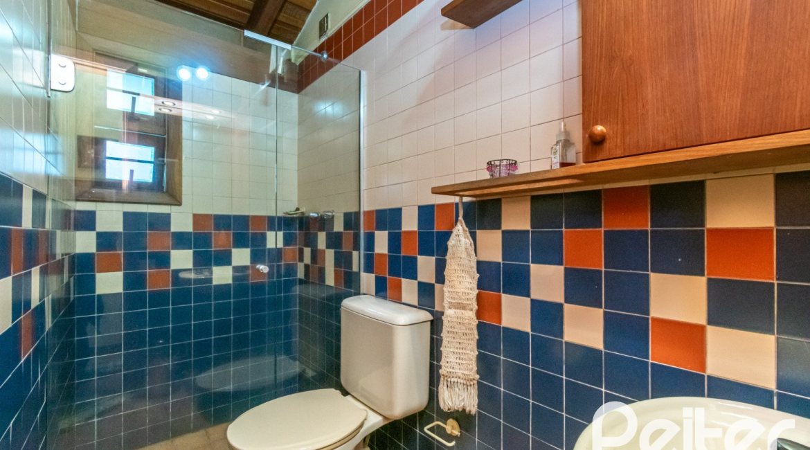 Casa à venda com 527m², 3 dormitórios, 1 suíte, 4 vagas, no bairro Jardim Isabel em Porto Alegre