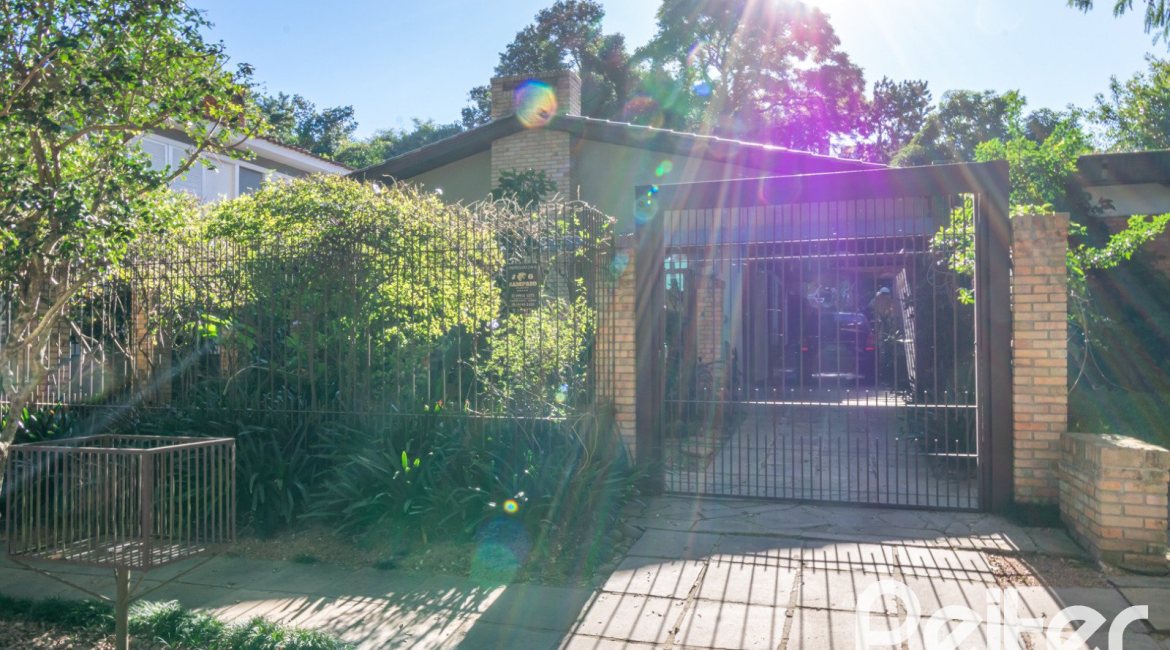 Casa à venda com 527m², 3 dormitórios, 1 suíte, 4 vagas, no bairro Jardim Isabel em Porto Alegre