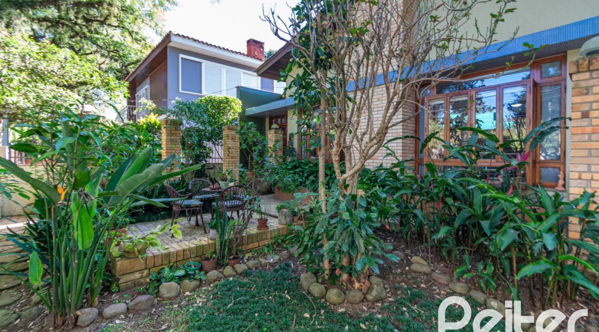 Casa à venda com 527m², 3 dormitórios, 1 suíte, 4 vagas, no bairro Jardim Isabel em Porto Alegre