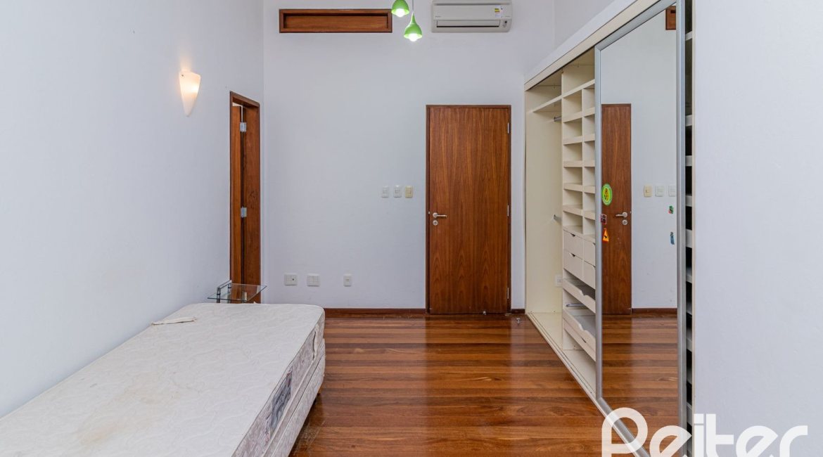 Casa em Condomínio à venda com 435m², 4 dormitórios, 3 suítes, 4 vagas, no bairro Terra Ville em PORTO ALEGRE