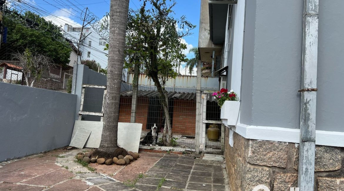 Casa à venda com 285m², 3 dormitórios, 2 vagas, no bairro Nonoai em Porto Alegre