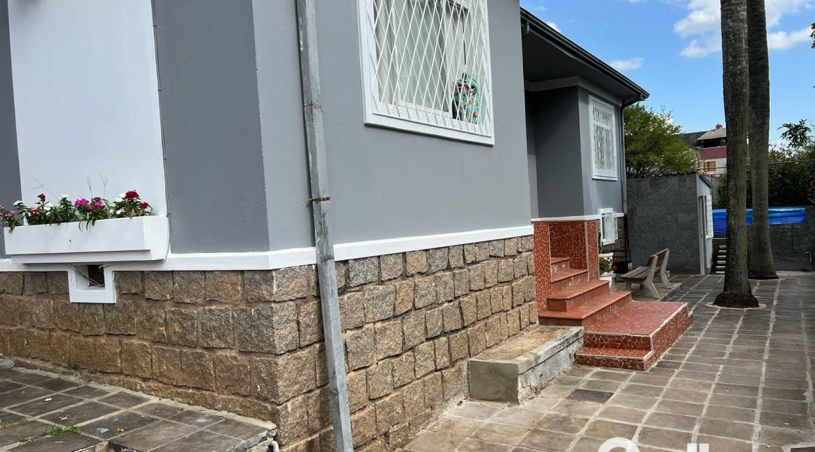 Casa à venda com 285m², 3 dormitórios, 2 vagas, no bairro Nonoai em Porto Alegre