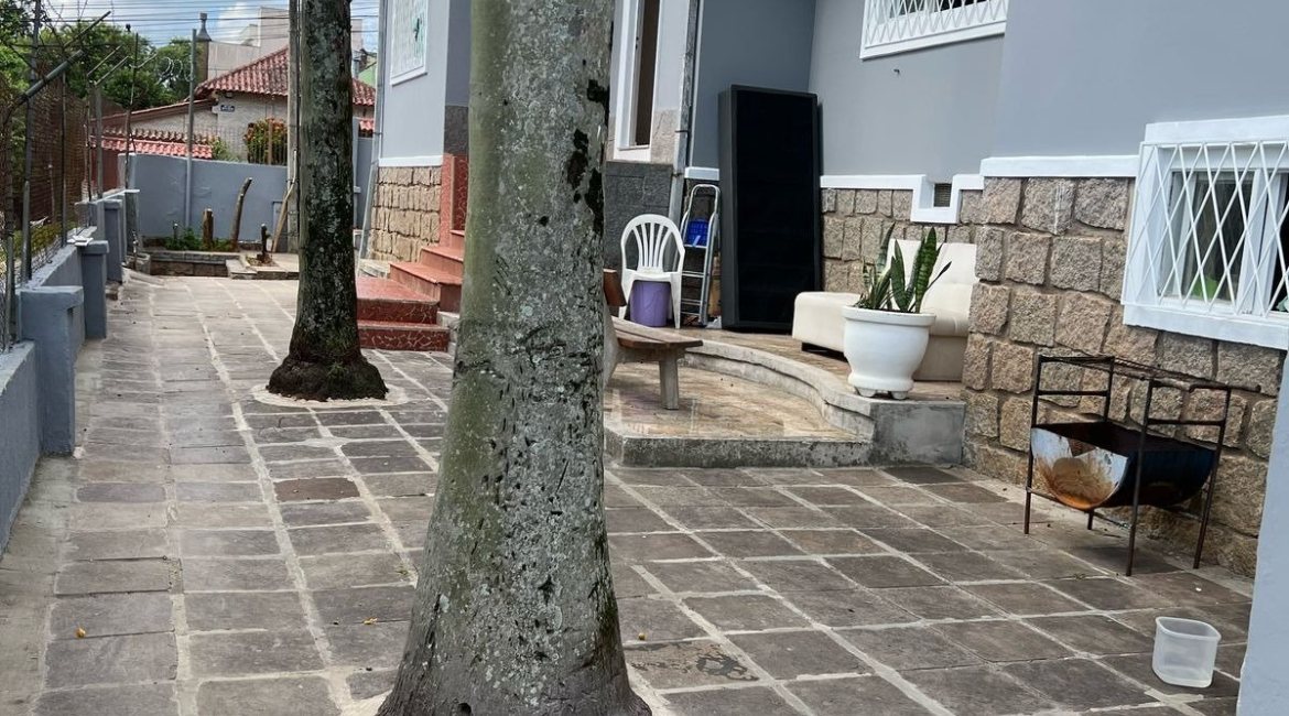 Casa à venda com 285m², 3 dormitórios, 2 vagas, no bairro Nonoai em Porto Alegre