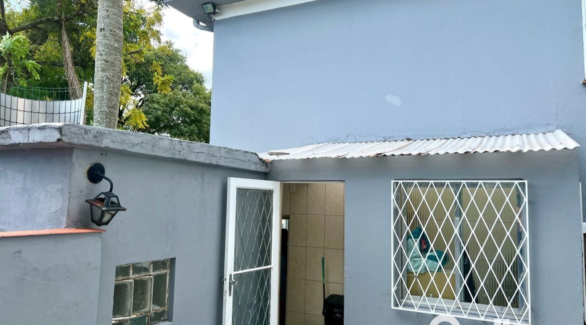 Casa à venda com 285m², 3 dormitórios, 2 vagas, no bairro Nonoai em Porto Alegre