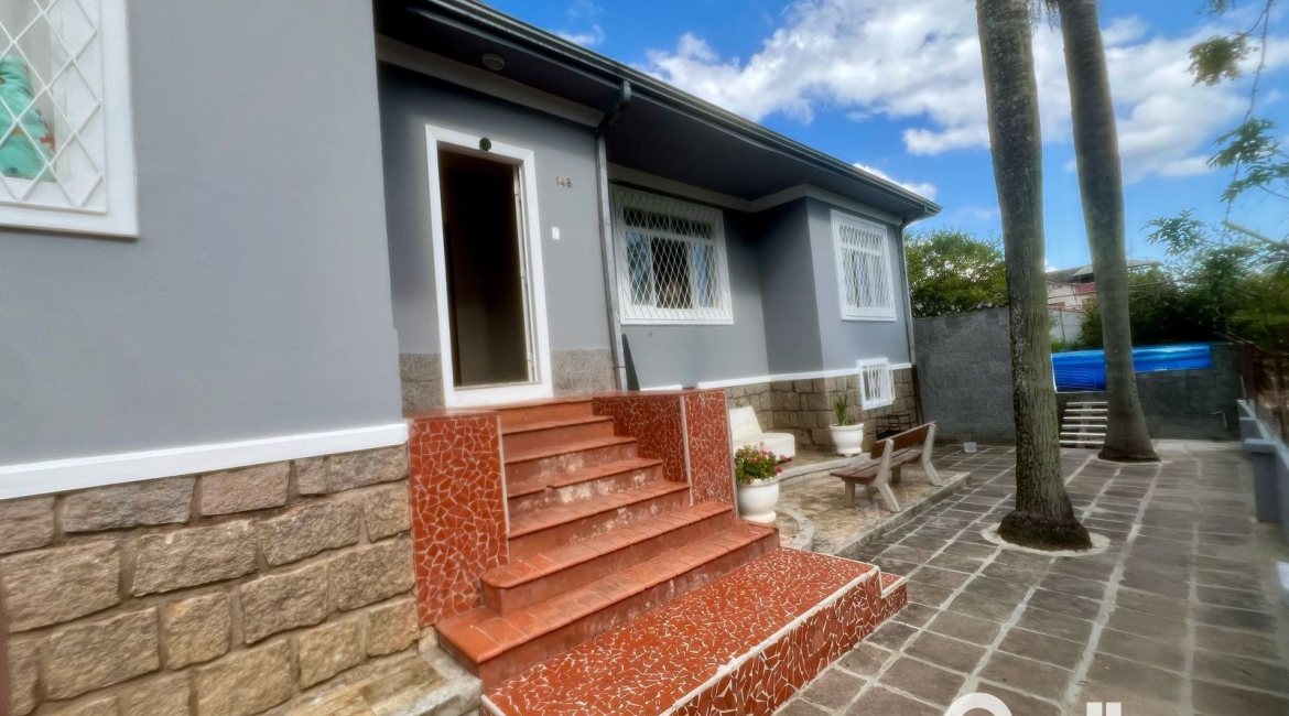 Casa à venda com 285m², 3 dormitórios, 2 vagas, no bairro Nonoai em Porto Alegre