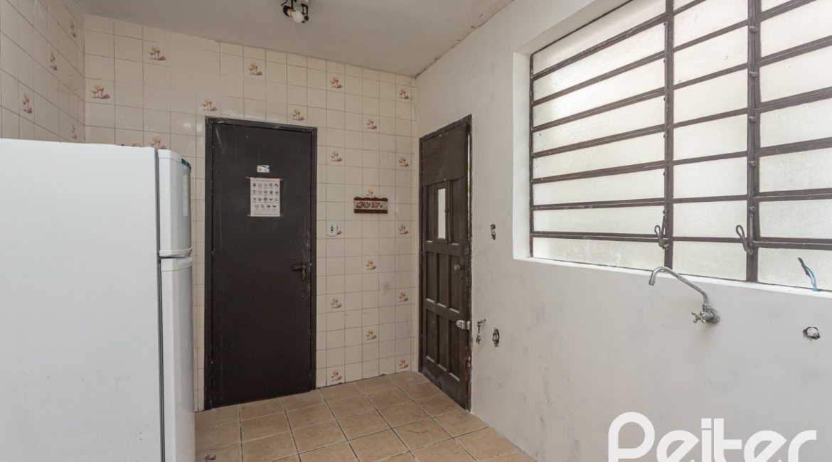 Casa à venda com 719m², 4 dormitórios, 1 suíte, 3 vagas, no bairro Vila Assunção em Porto Alegre