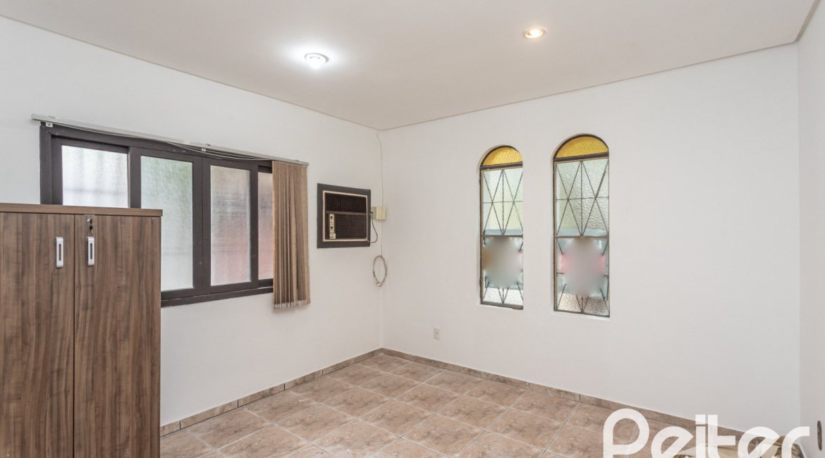 Casa à venda com 719m², 4 dormitórios, 1 suíte, 3 vagas, no bairro Vila Assunção em Porto Alegre