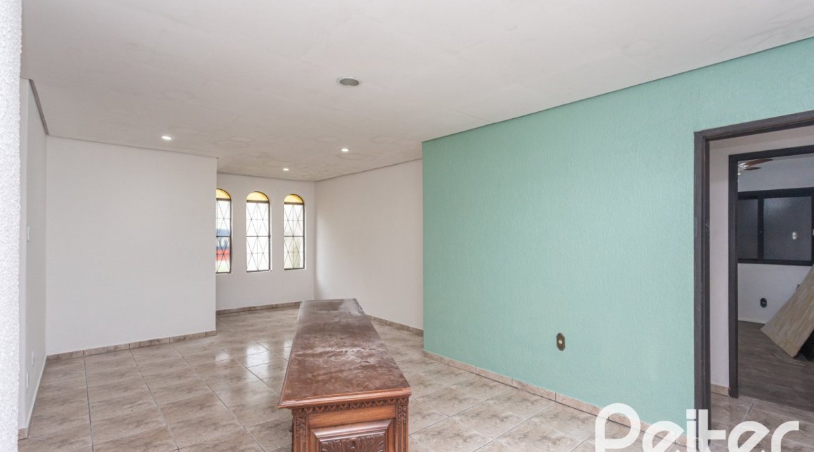 Casa à venda com 719m², 4 dormitórios, 1 suíte, 3 vagas, no bairro Vila Assunção em Porto Alegre