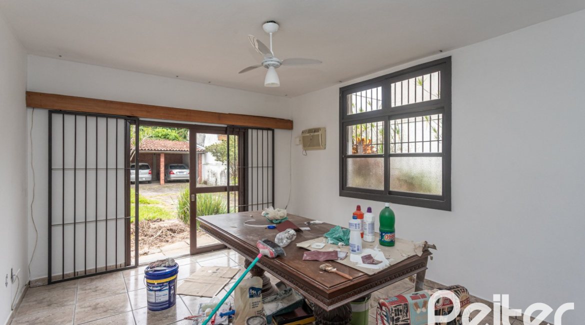 Casa à venda com 719m², 4 dormitórios, 1 suíte, 3 vagas, no bairro Vila Assunção em Porto Alegre