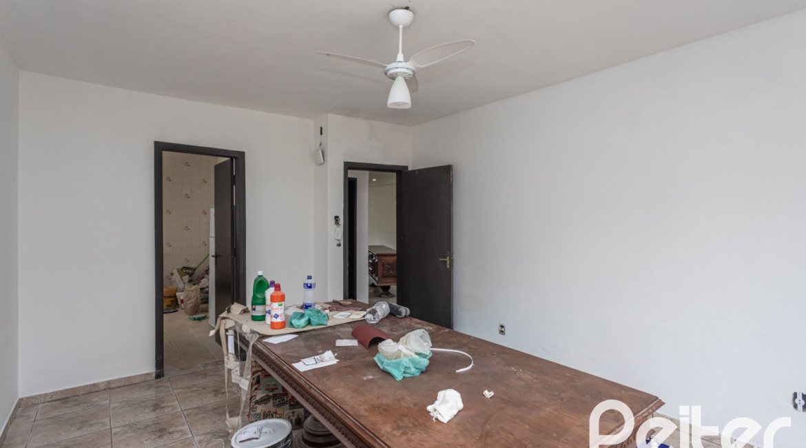 Casa à venda com 719m², 4 dormitórios, 1 suíte, 3 vagas, no bairro Vila Assunção em Porto Alegre