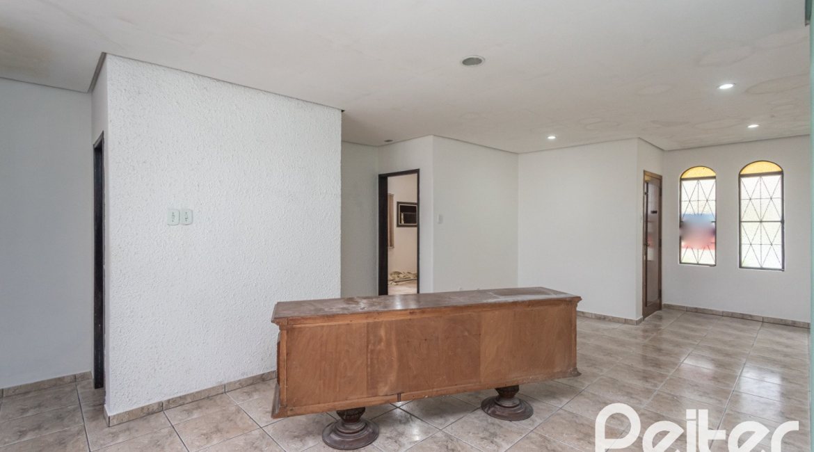 Casa à venda com 719m², 4 dormitórios, 1 suíte, 3 vagas, no bairro Vila Assunção em Porto Alegre