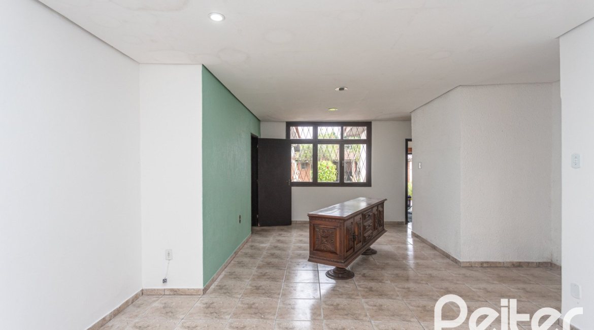 Casa à venda com 719m², 4 dormitórios, 1 suíte, 3 vagas, no bairro Vila Assunção em Porto Alegre