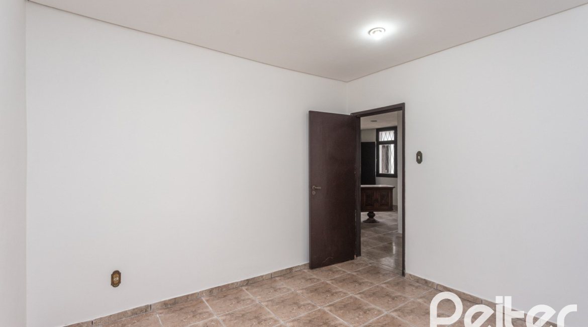 Casa à venda com 719m², 4 dormitórios, 1 suíte, 3 vagas, no bairro Vila Assunção em Porto Alegre