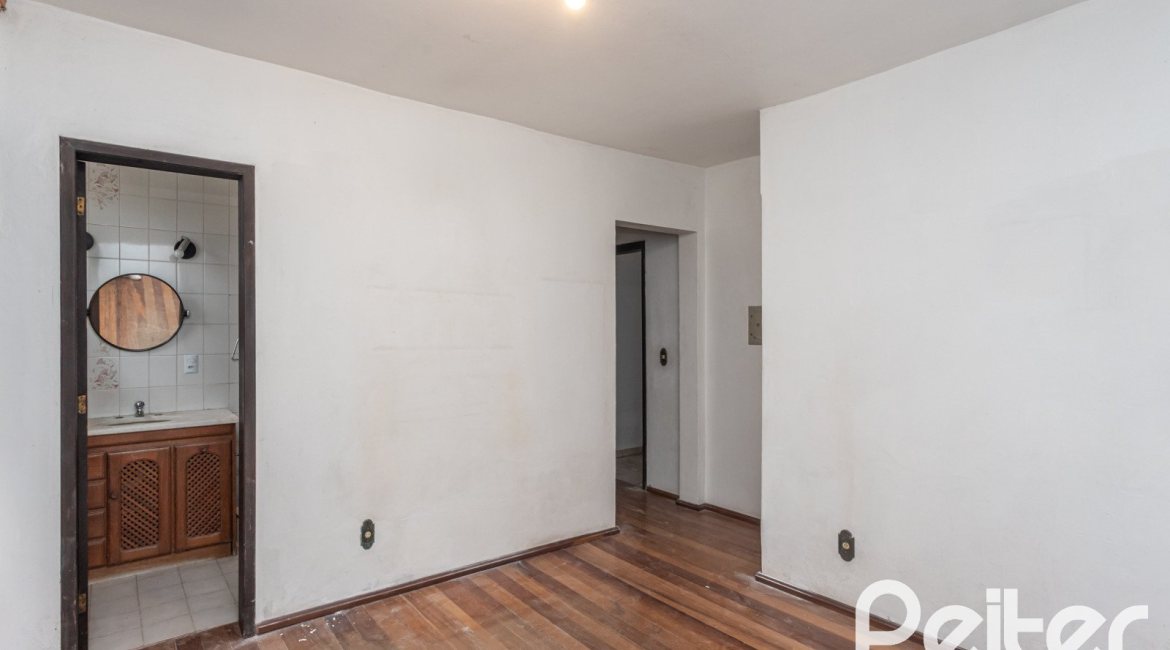 Casa à venda com 719m², 4 dormitórios, 1 suíte, 3 vagas, no bairro Vila Assunção em Porto Alegre