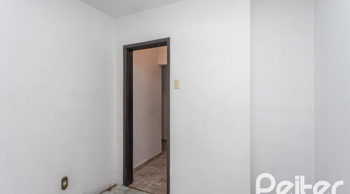 Casa à venda com 719m², 4 dormitórios, 1 suíte, 3 vagas, no bairro Vila Assunção em Porto Alegre