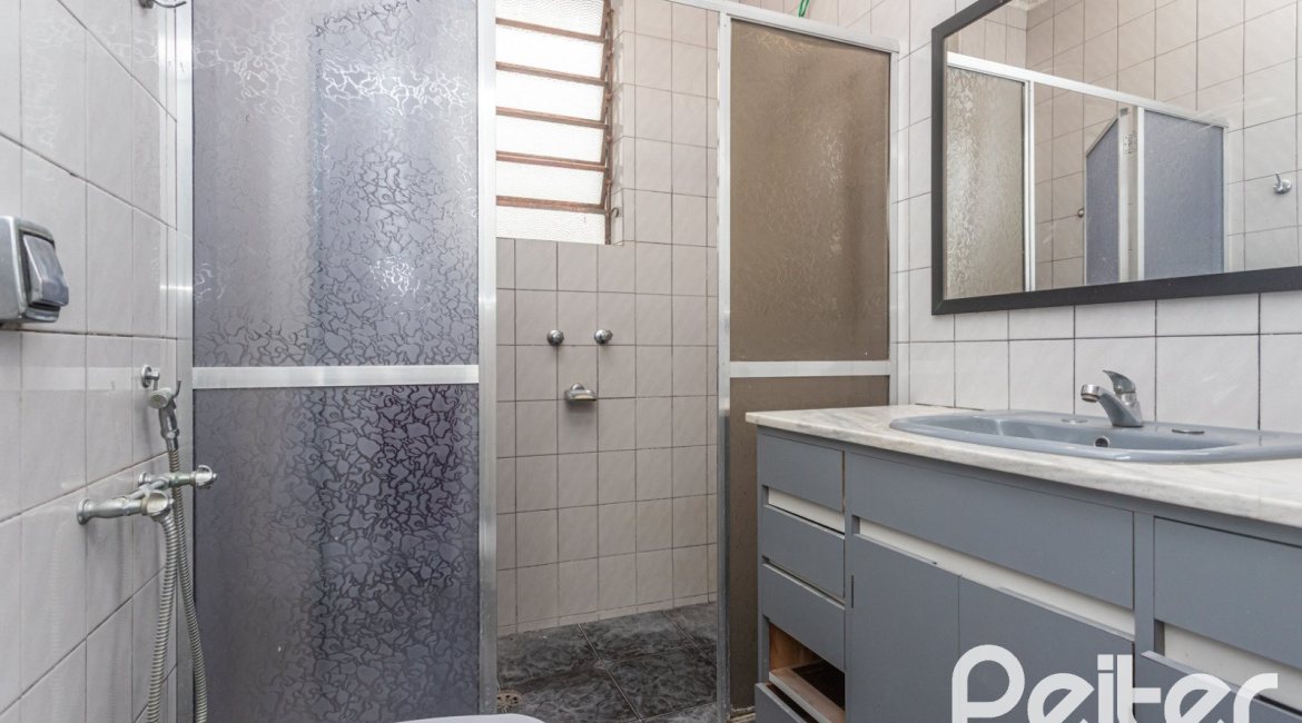 Casa à venda com 719m², 4 dormitórios, 1 suíte, 3 vagas, no bairro Vila Assunção em Porto Alegre