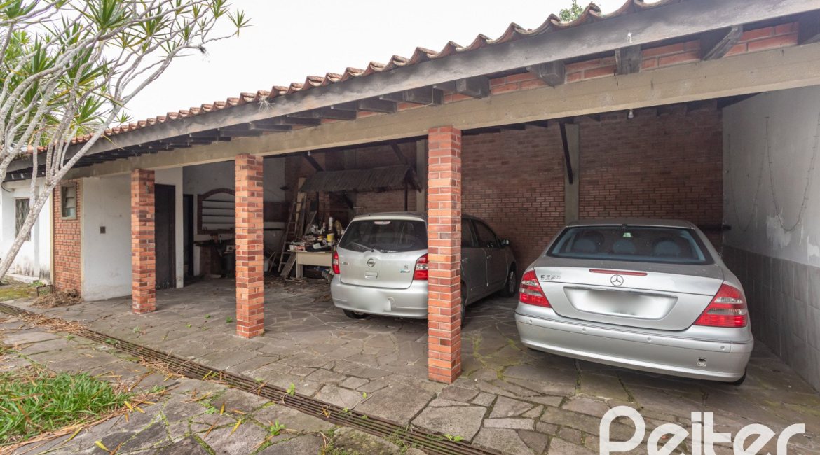 Casa à venda com 719m², 4 dormitórios, 1 suíte, 3 vagas, no bairro Vila Assunção em Porto Alegre