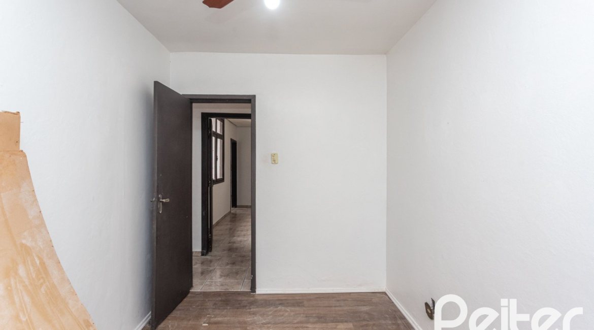 Casa à venda com 719m², 4 dormitórios, 1 suíte, 3 vagas, no bairro Vila Assunção em Porto Alegre