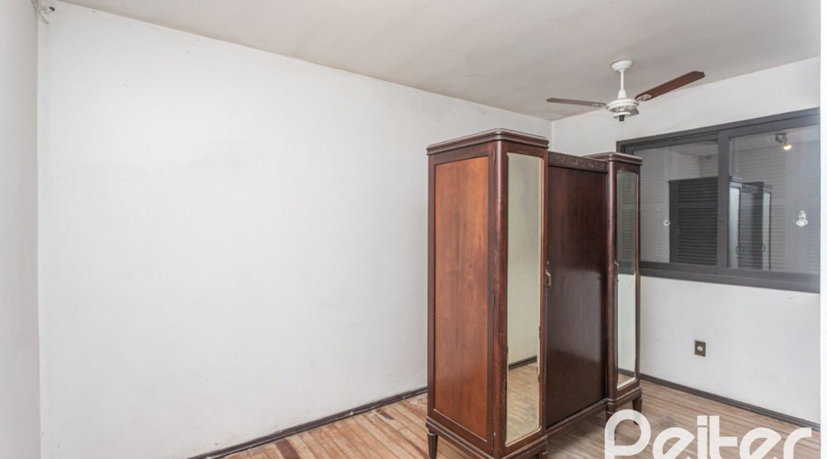 Casa à venda com 719m², 4 dormitórios, 1 suíte, 3 vagas, no bairro Vila Assunção em Porto Alegre