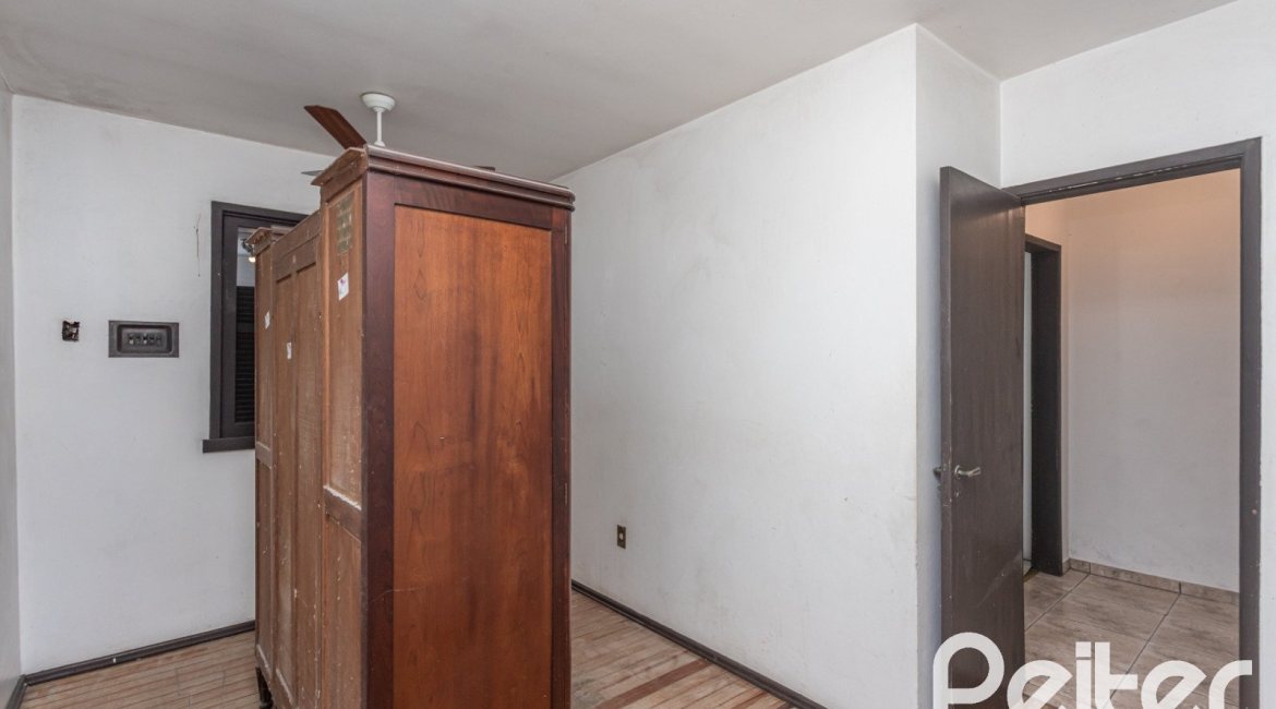 Casa à venda com 719m², 4 dormitórios, 1 suíte, 3 vagas, no bairro Vila Assunção em Porto Alegre