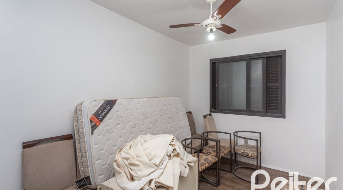 Casa à venda com 719m², 4 dormitórios, 1 suíte, 3 vagas, no bairro Vila Assunção em Porto Alegre