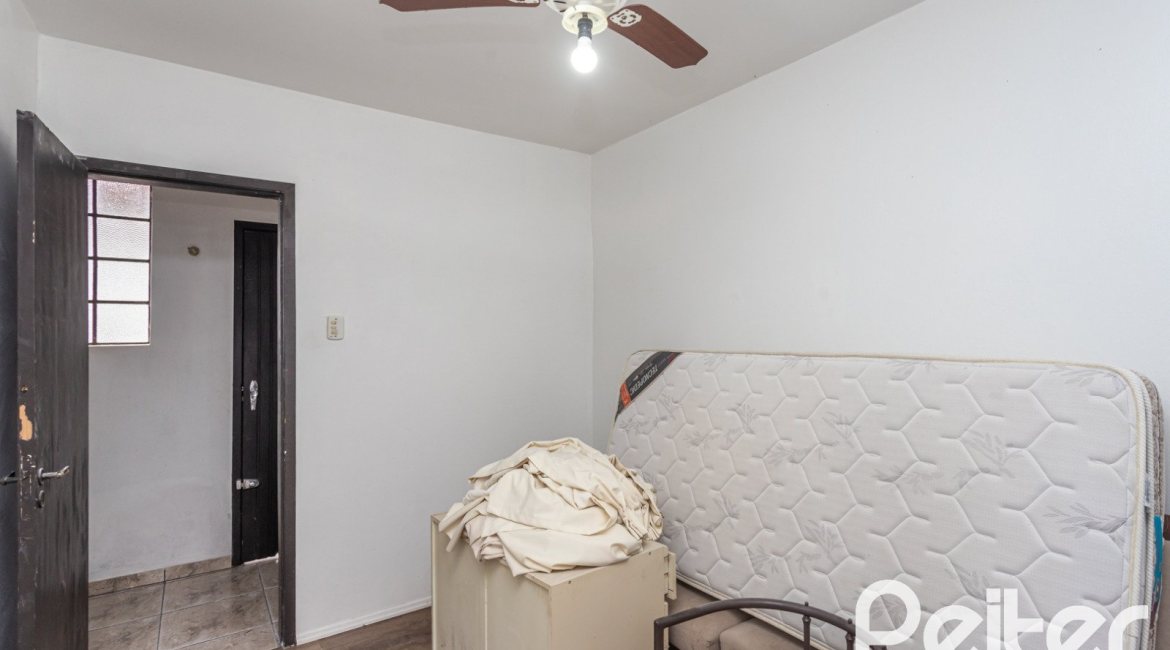 Casa à venda com 719m², 4 dormitórios, 1 suíte, 3 vagas, no bairro Vila Assunção em Porto Alegre