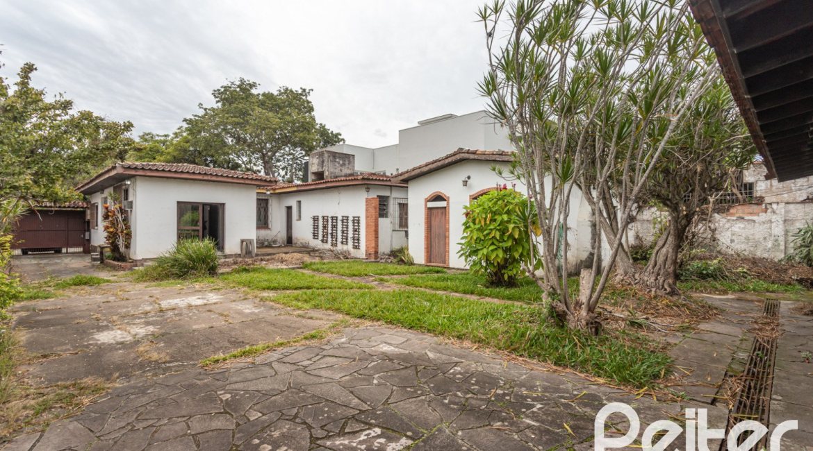Casa à venda com 719m², 4 dormitórios, 1 suíte, 3 vagas, no bairro Vila Assunção em Porto Alegre