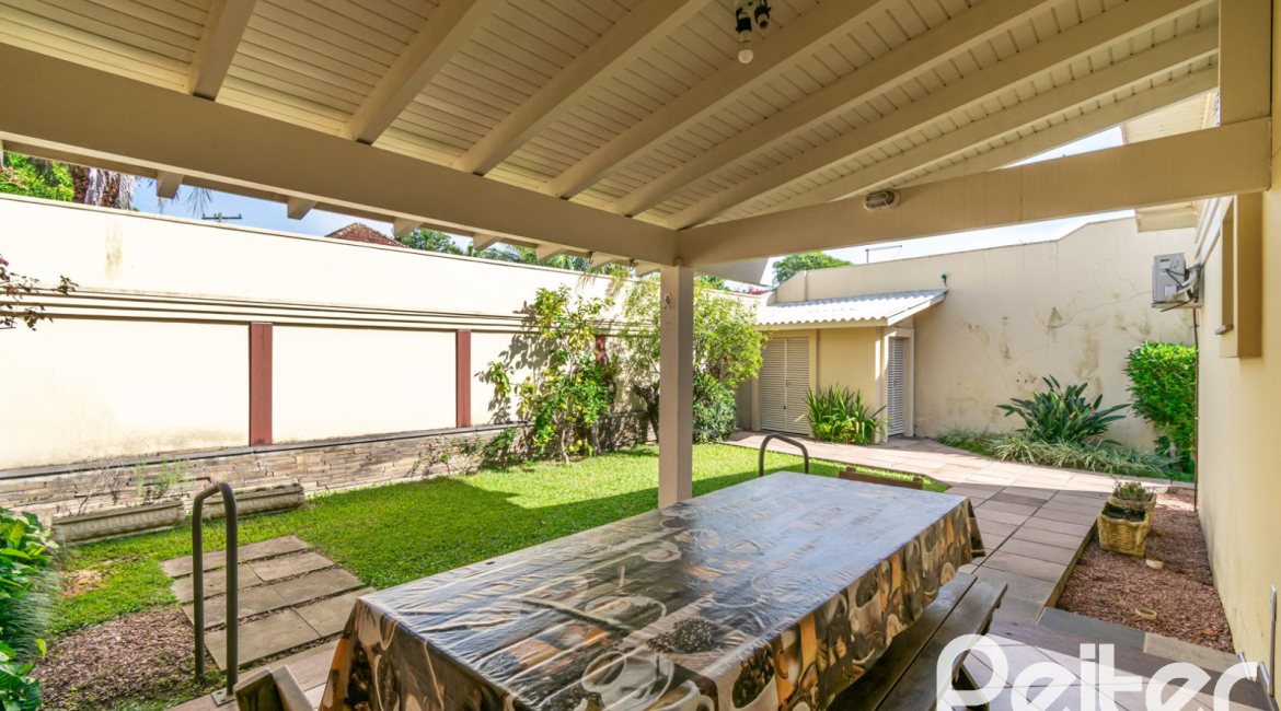 Casa à venda com 102m², 2 dormitórios, 2 suítes, 1 vaga, no bairro Ipanema em Porto Alegre