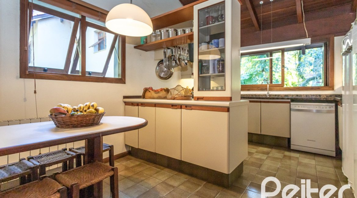 Casa em Condomínio à venda com 282m², 3 dormitórios, 1 suíte, 3 vagas, no bairro Cavalhada em PORTO ALEGRE