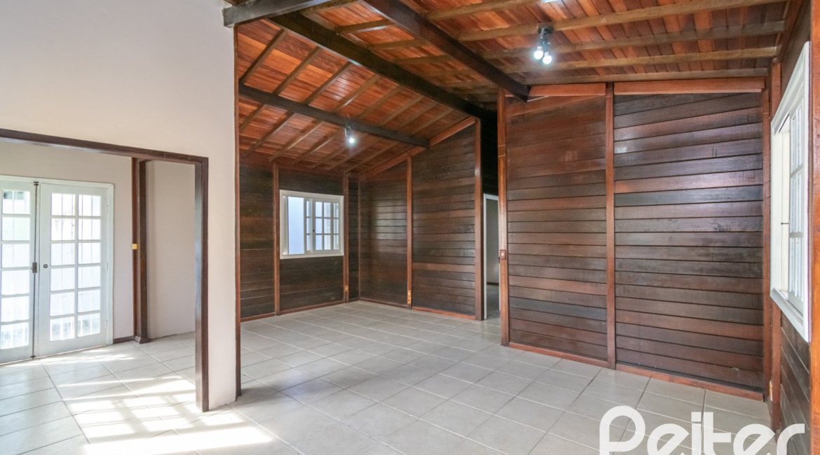 Casa à venda com 326m², 2 dormitórios, 1 suíte, 2 vagas, no bairro Ipanema em Porto Alegre
